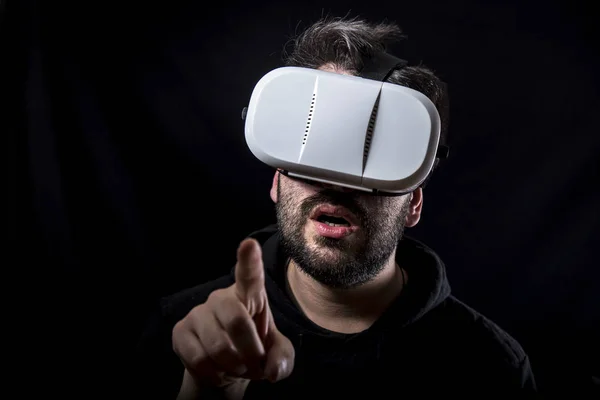 Homem Vestindo Óculos Escuridão Simulação Realidade Virtual — Fotografia de Stock