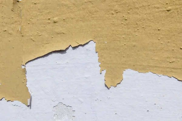 グレーの黄色の建物の壁の質感に漆喰を風化します ストック画像