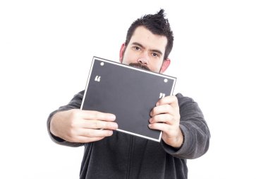 ciddi adam holding gri konuşma balonu kurulu kopya alanı için