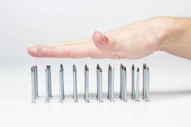 Çelik çivi clouts ve yukarıda erkek el tırmanıştır 