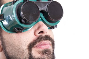 portre kadar yüz ve Studio beyaz arka plan ile poz kaynak gözlük takan adam kapatın 