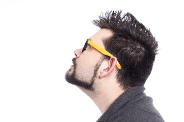 studio ve ararken sarı giyen adam portresi gözlük 