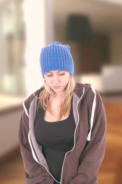 Bone ile sıcak Mavi şapka giyen üzgün kadın