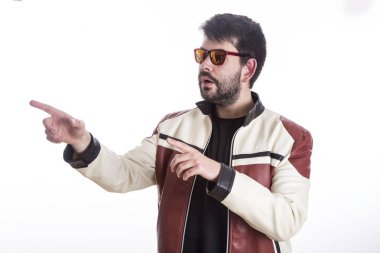 ceket ve sol tarafta parmakları işaret gözlük Cool beyaz adam 