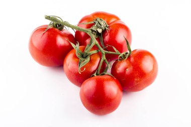 Beyaz arkaplanda taze kırmızı domatesler