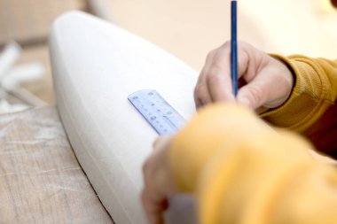 Yat model mock-up üretim, kalem ve plastik cetvel tutan adamın kırpılmış görüntü