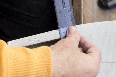 adam tekne imalat ve plastik cetvel kullanarak resim kırpılmış