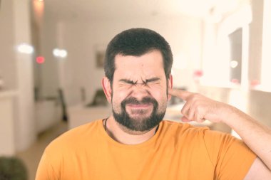 beyaz sakallı adam kulak kapsayan kapalı gözlerle