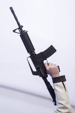 adam elini tutarak Shotgun Studio beyaz arka plan, kopya alanı kısmi görünümü