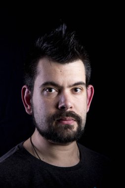 Beyaz adam anız Studio siyah arka plan ile 