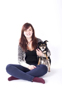 Studio göster küçük köpek evde beslenen hayvan ile katta oturan kadın 