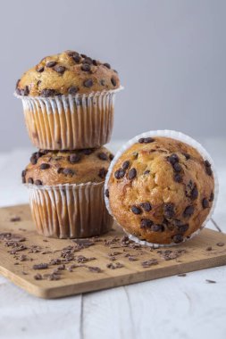 masada ahşap tahta üzerinde üç top kek 