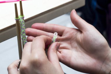 Kadın el lastik bant bilezik tasarımı resim kırpılmış 