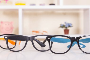 tablo üzerinde şık farklı gözlük 