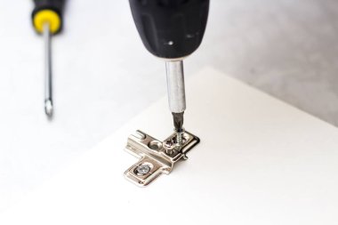 Tornavida Aracı kavramı sabitleme beyaz gardrop kabine kapı tamiri 