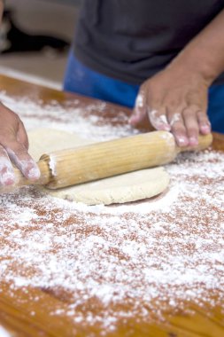 Şef adam el mutfak ahşap oklava ile hamur hazırlama kısmi görünümü