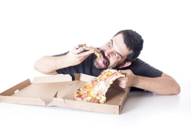 aç adam Studio kutusundan lezzetli pizza yemek