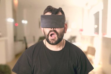 şok açılan ağız Vr evde odada gözlüklü adamla 