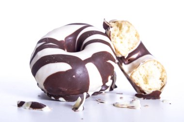 tatlı çikolata sırlı çörek üzerinde beyaz, ısırıldı çörek izole