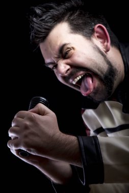 Holding ve mikrofon Studio şarkı rock şarkıcı adam çığlık 