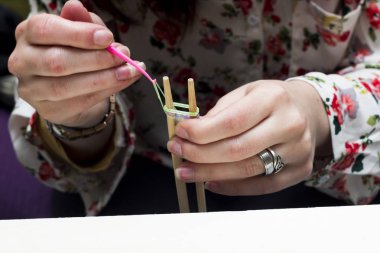 Kadın el giysiler pimleri ve lastik bantlar ile elastik bilezik yapımı kısmi görünümü 