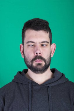 komik surat eğik gözlü budala adam portresi