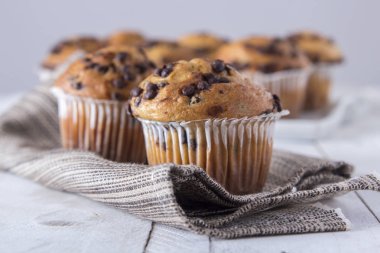 peçete ve cupcakes içeren tablo