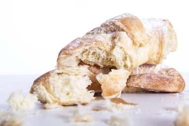 Pudra şekeri ile taze sıcak Fransız ay çöreği 