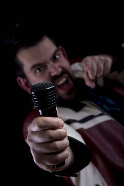 mikrofon studio ve kameraya bakarak tutarak harika şarkıcı adam çığlık