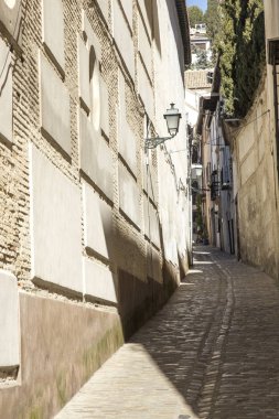 binalar arasında küçük yaşlı sarhoş Caddesi 