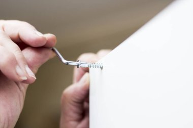 Ahşap tahta kısayollarımı altıgen aracını kullanarak kişi kırpılmış görüntü 