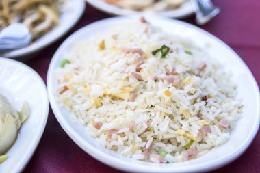 lezzetli yemek pilav tavuk ve sebze plaka üzerinde