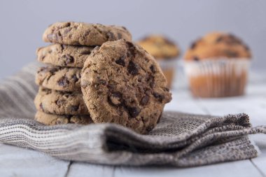 Çikolata ev yapımı kurabiye ve kek masada 