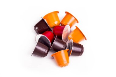 Beyaz arka plan üzerinde izole renkli kahve kapsül