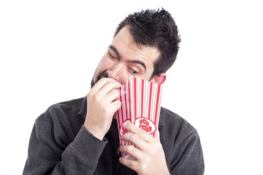 pop corn kutusu ve içinde seyir tutan adam 