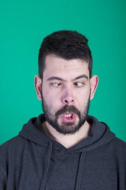 komik surat eğik gözlü budala adam portresi