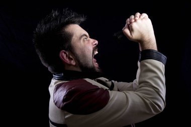 Holding ve mikrofon Studio şarkı rock şarkıcı adam çığlık 