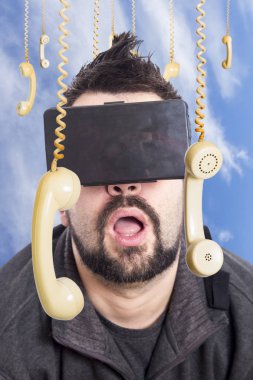 açık ağız sanal gerçeklik giyen adamla telefonları asma gökyüzü karşı koruyucu gözlük