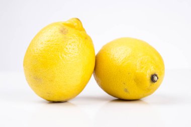iki bütün beyaz arka plan üzerinde Studio sarı limon ekşi 
