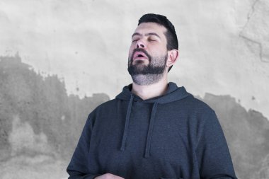 beyaz sakallı adam kapalı gözler ile uyku sıkılmış