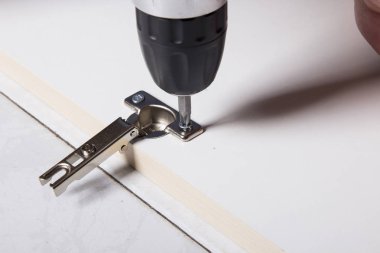 tornavida, ahşap dolap onarım yakın çekim 