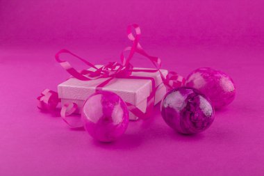 Mor Paskalya yumurtaları ve şerit mor Studio kutusuyla 