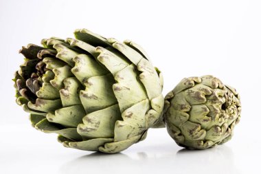 Beyaz arka planda, enginar taze sebze