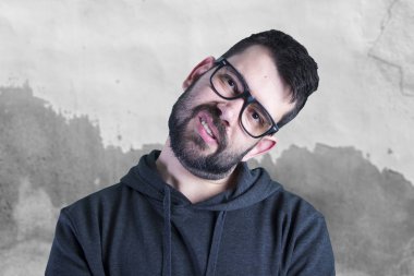 Gözlük takan ve kameraya taraftan seyir anız adamla 