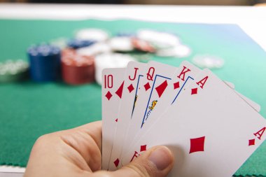 yeşil tablo casino kartları tutan el kısmi görünümünü