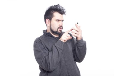 hayret beyaz adam cep telefonuyla beyaz studio 