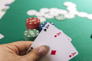 yeşil casino masa kartları ile görüntü erkek eli kırpılmış 
