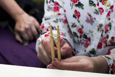 Kadın el lastik bant bilezik tasarımı resim kırpılmış 