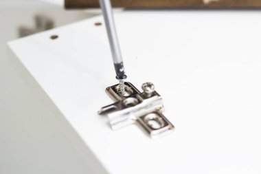 Beyaz kabine, kavram sabitleme kısayollarımı tornavida aracını kullanarak bir marangoz 