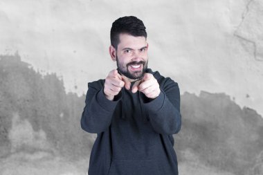 kamerada parmakları işaret mutlu gülümseyen adam portresi 